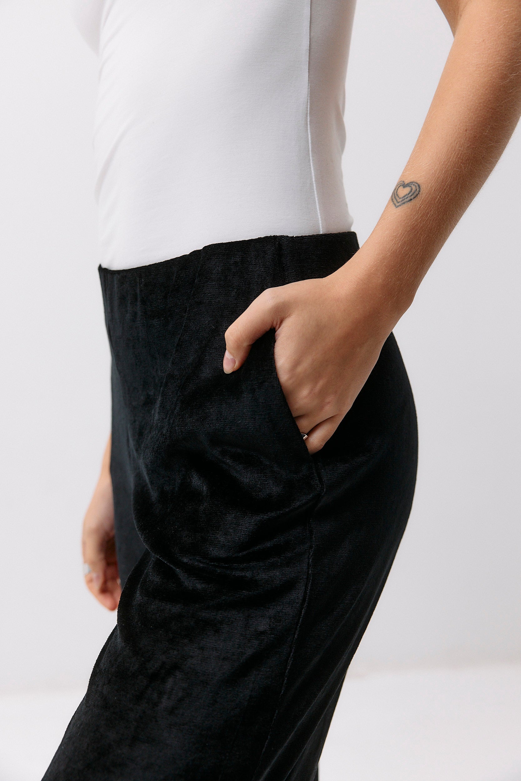 Velvet Pants - black intense von Moya Kala