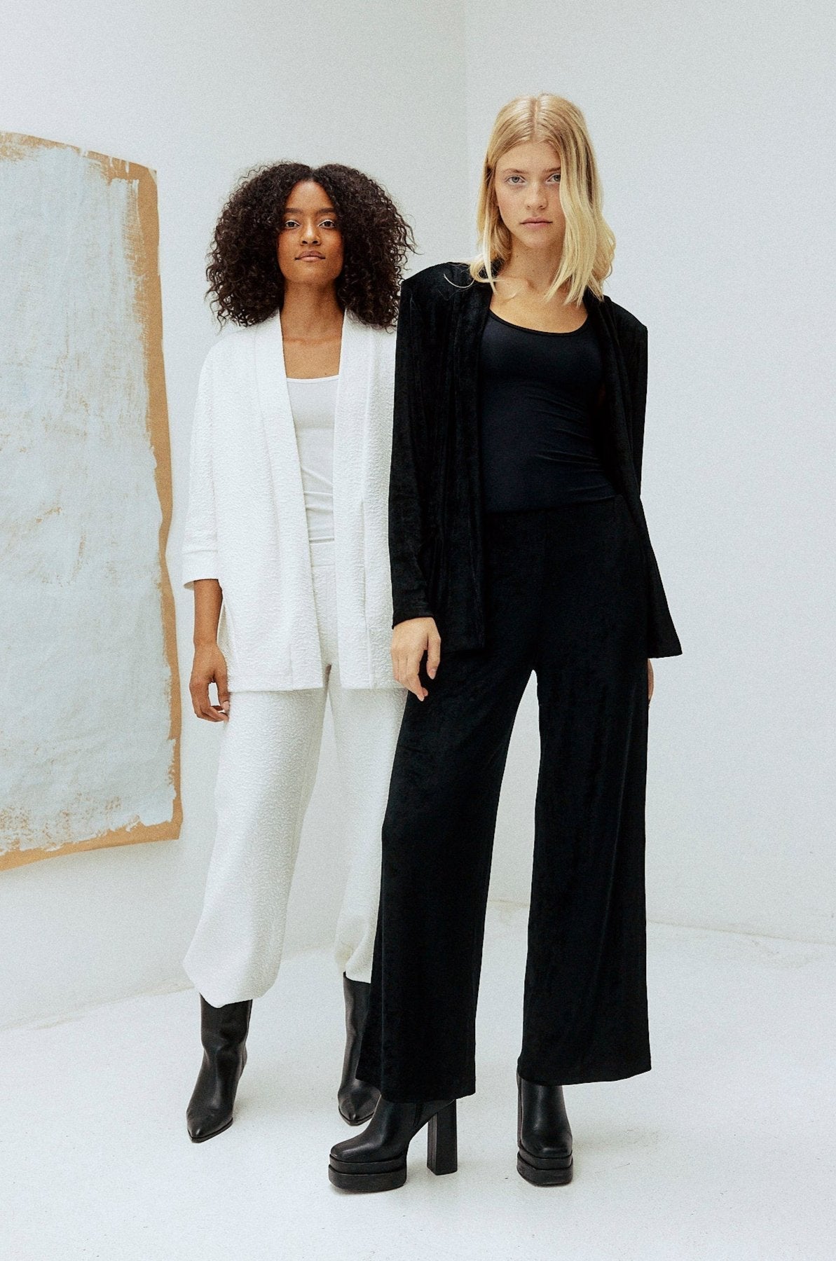 Velvet Pants - black intense von Moya Kala