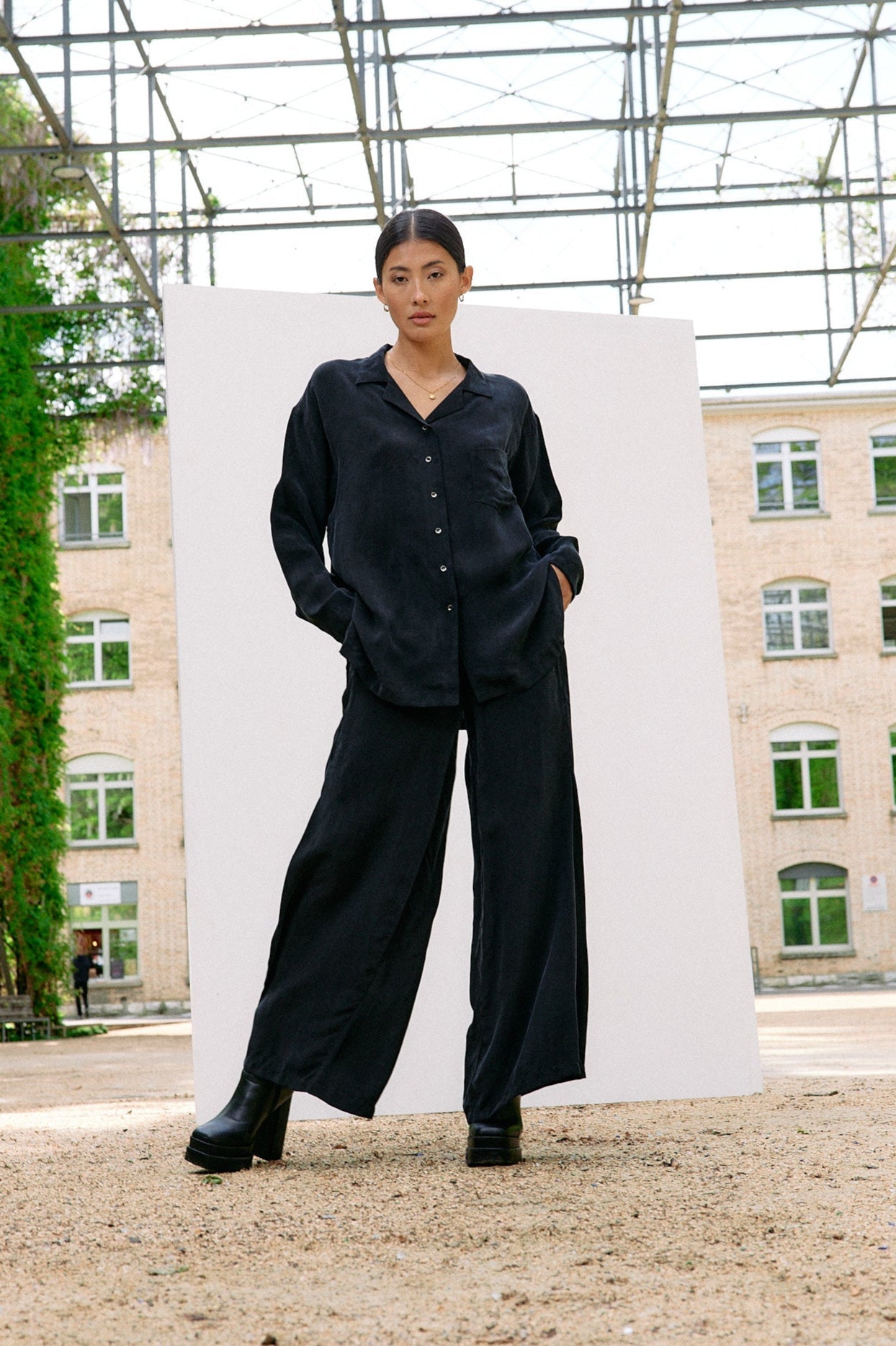 Woven Cupro Leisure Pants - graphite - von Moya Kala