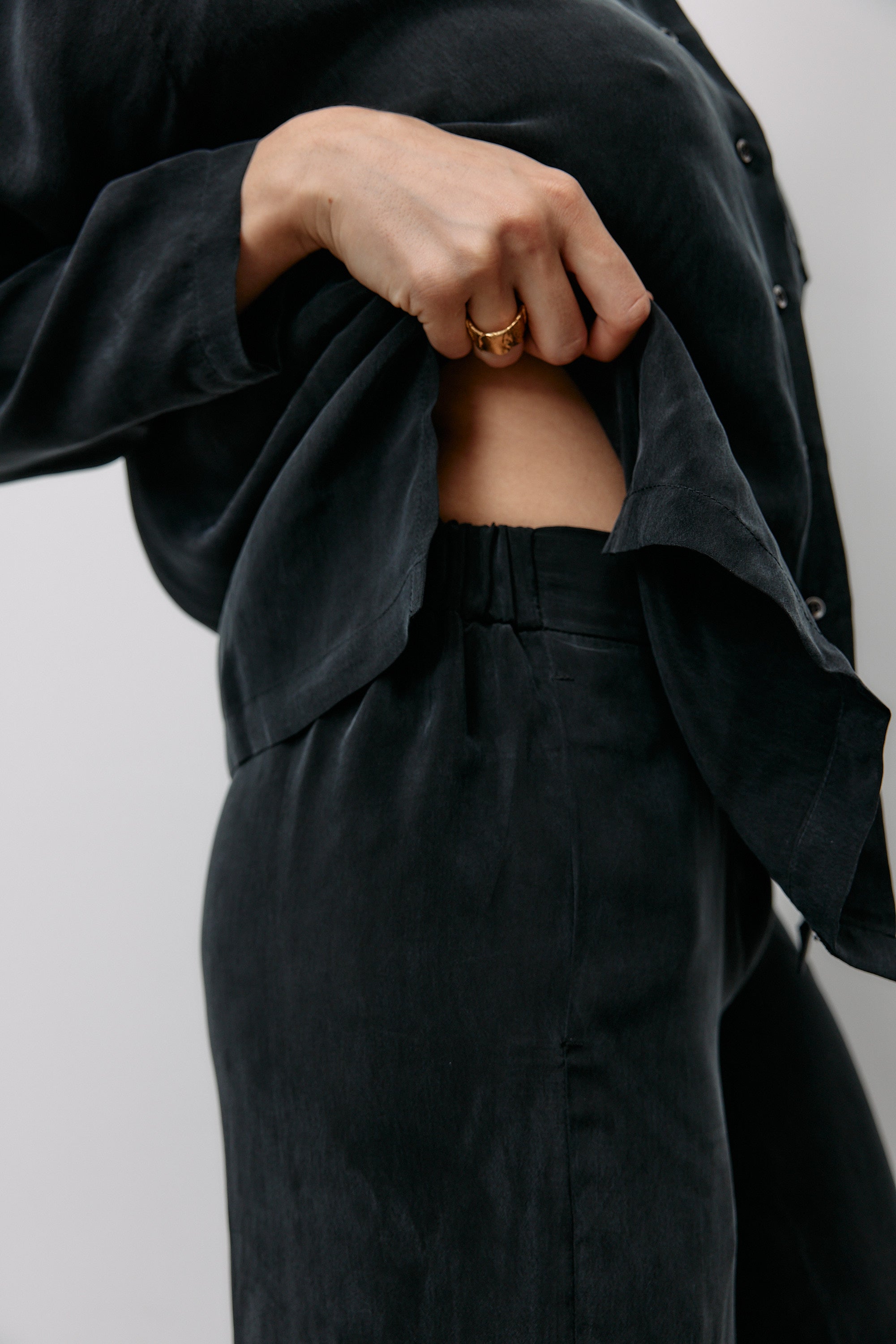 Woven Cupro Leisure Pants - graphite - von Moya Kala