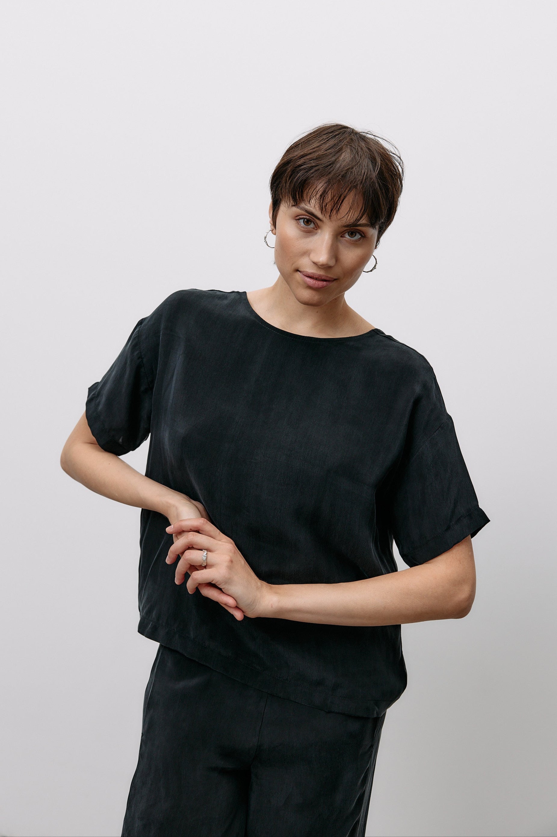Woven Cupro Reversible Top - graphite - von Moya Kala
