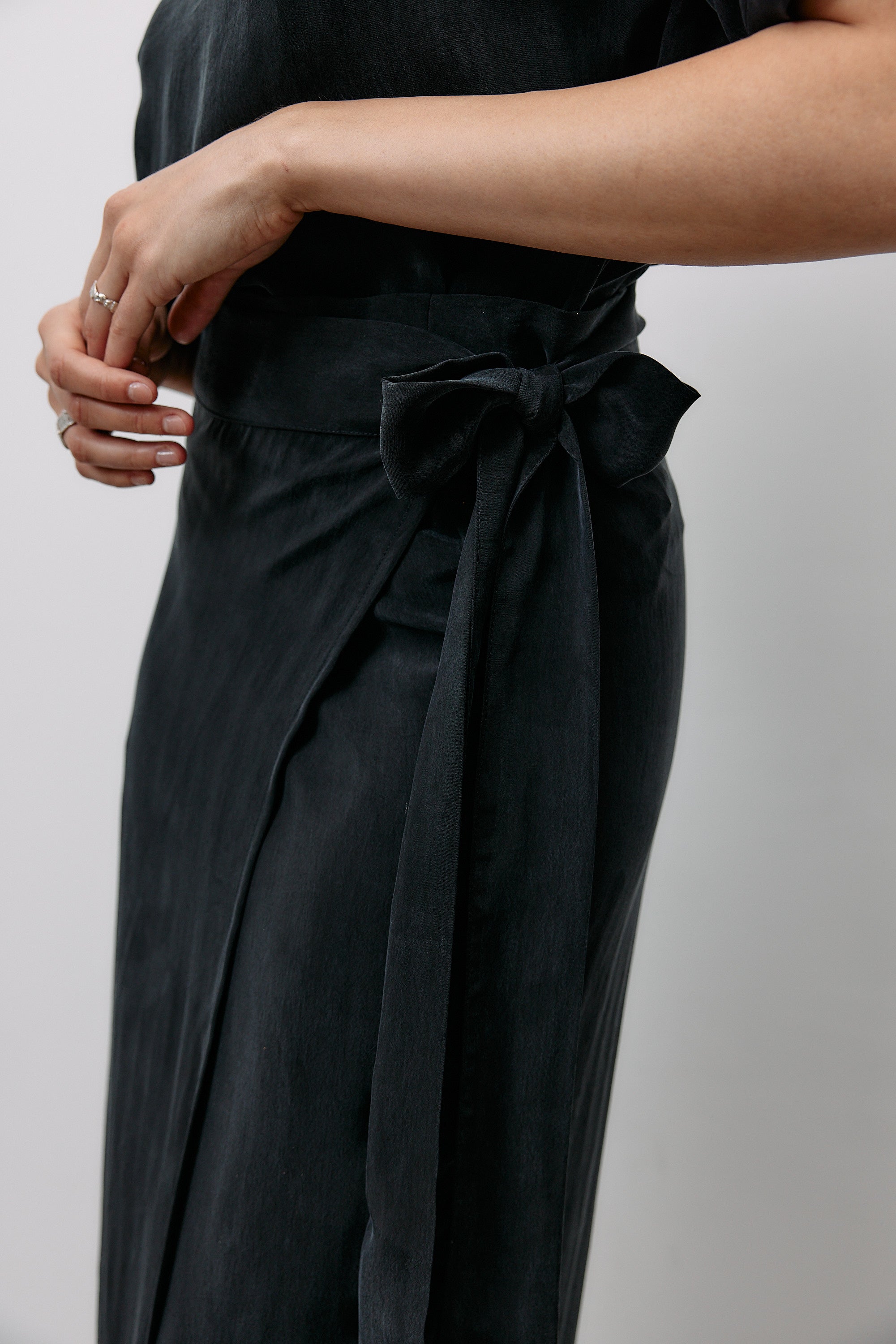 Woven Cupro Wrap Skirt - graphite - von Moya Kala