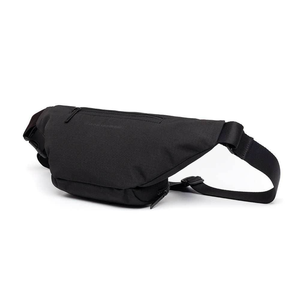 Schwarze Bauchtasche Atlas aus recycelten PET-Plastikflaschen von Lefrik
