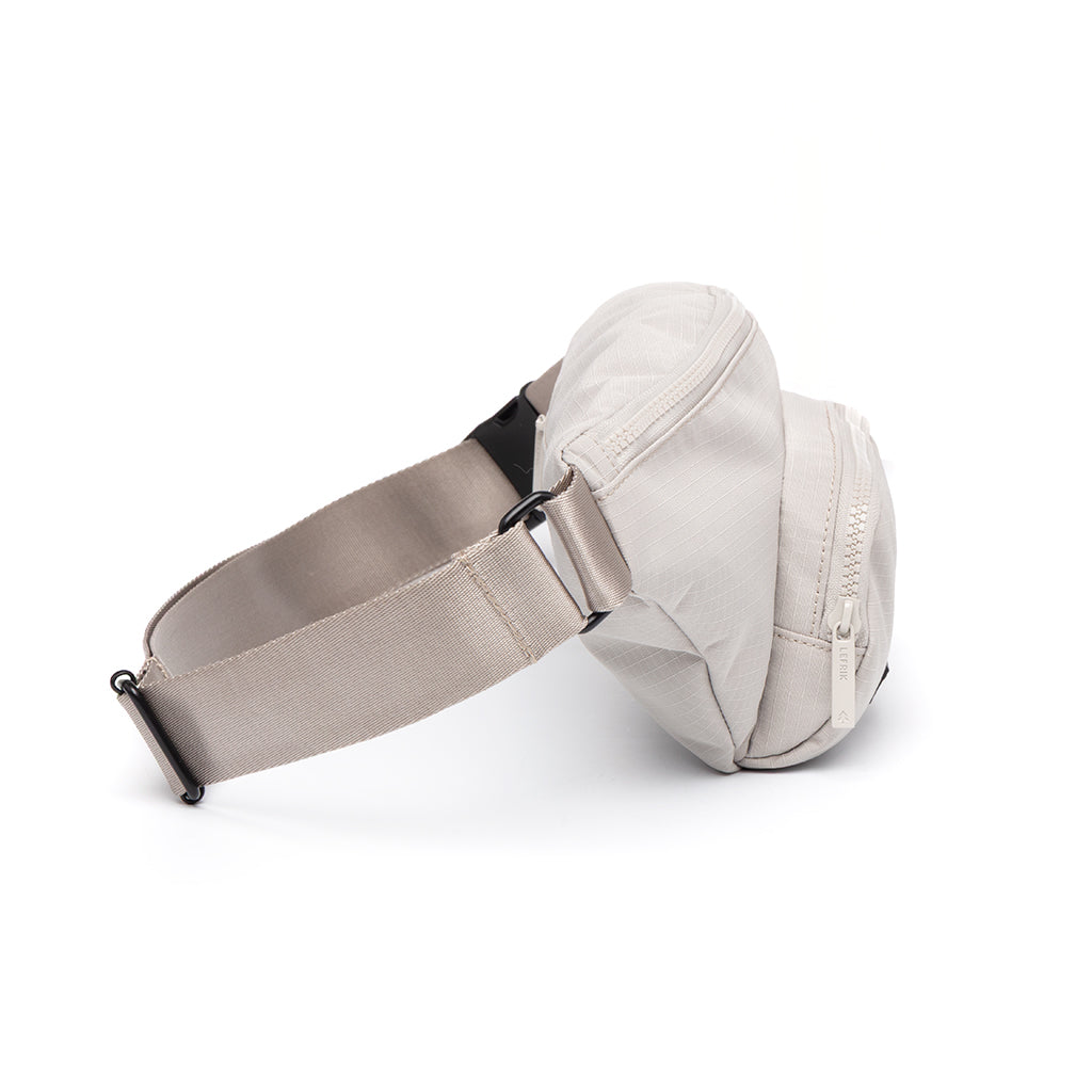 Beige Bauchtasche Atlas aus recycelten PET-Flaschen von Lefrik