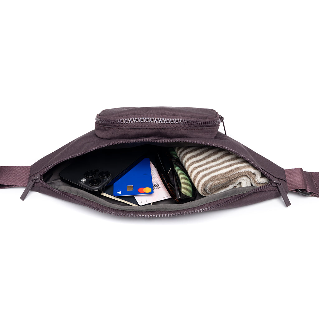 Violette Bauchtasche Atlas aus recycelten PET-Flaschen von Lefrik