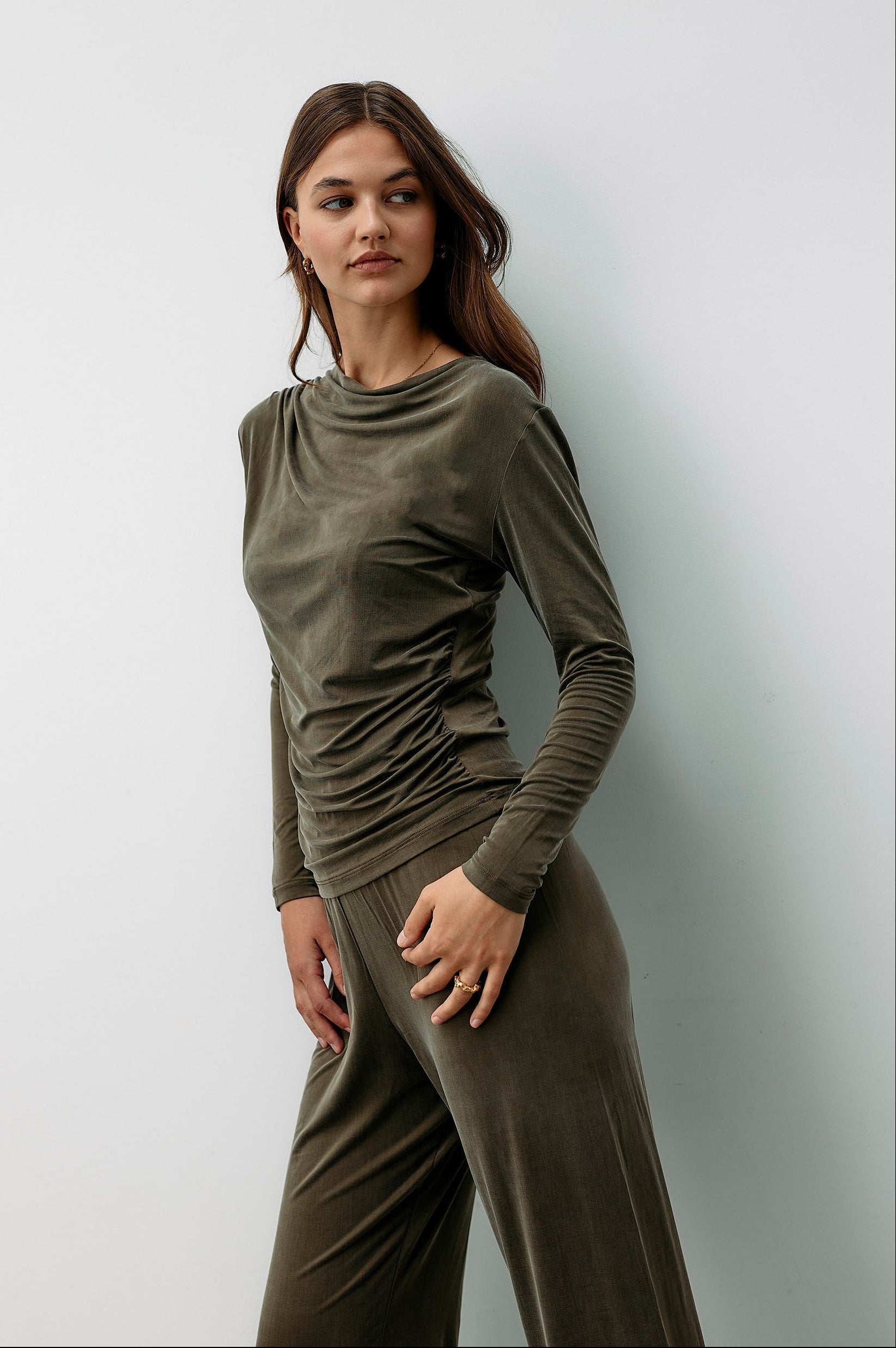 Grünes Langarmshirt aus Cupro von Moya Kala