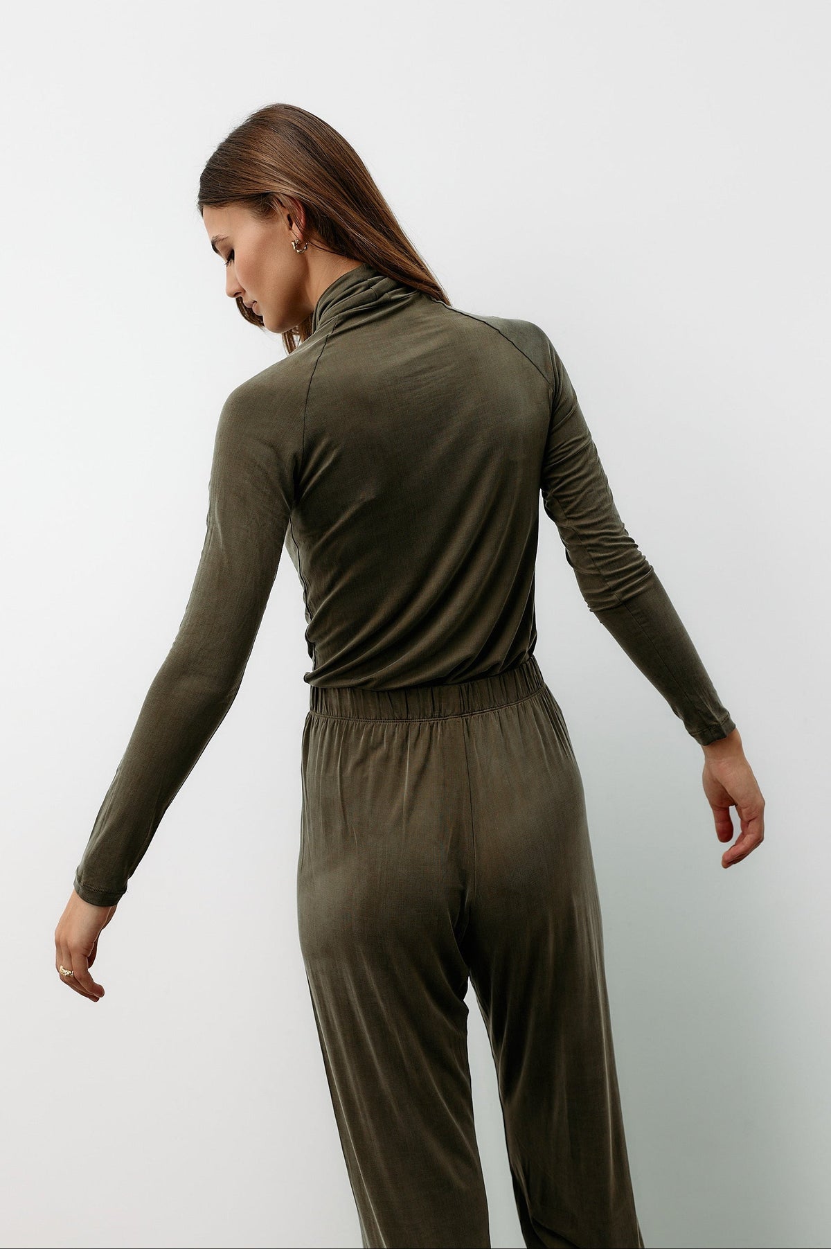Grünes Langarmshirt mit Rollkragen aus Cupro von Moya Kala