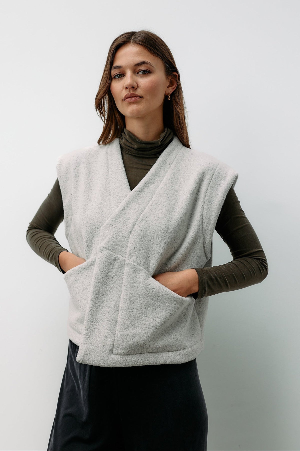Graue Weste Cocooning aus Bouclé Stoff von Moya Kala