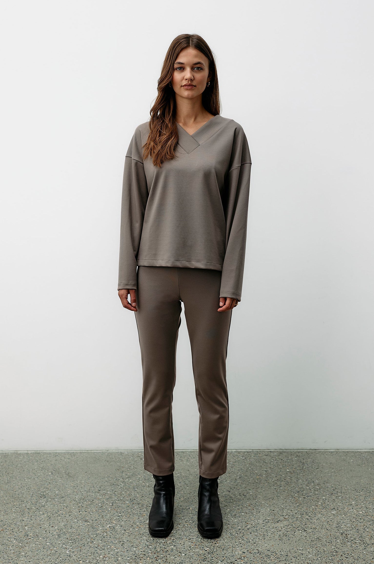 Graubraune Hose Transformation aus Tencel von Moya Kala