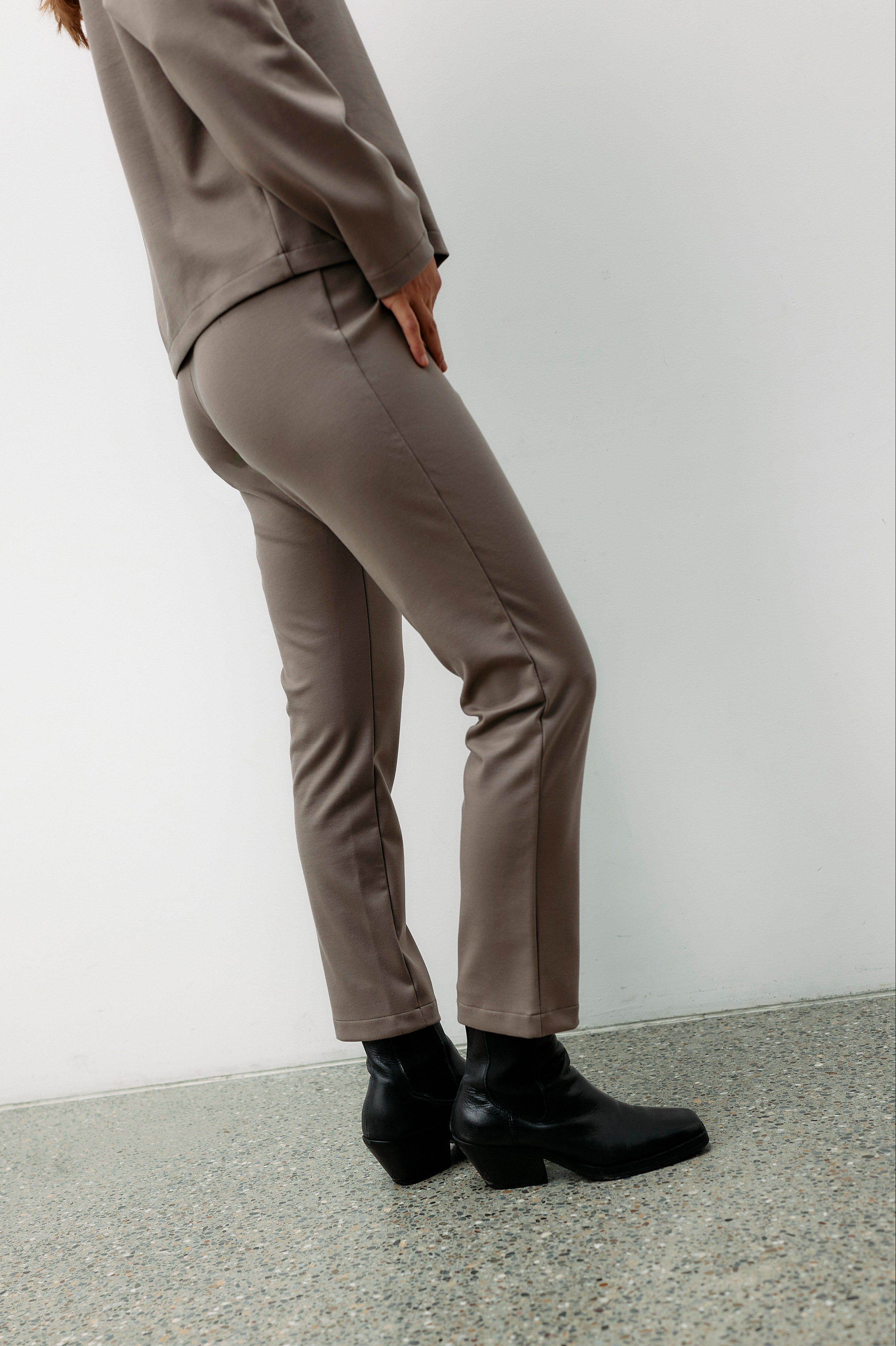 Graubraune Hose Transformation aus Tencel von Moya Kala
