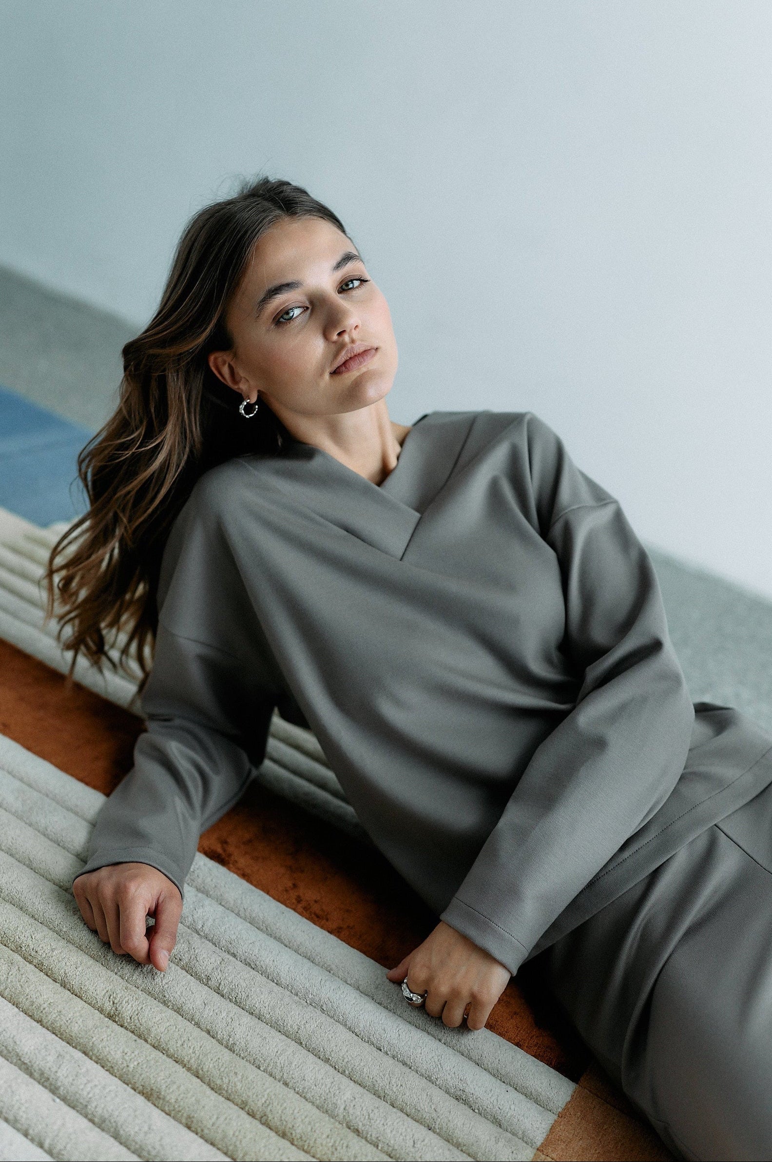 Graubrauner V-Neck Sweater Transformation aus Tencel von Moya Kala