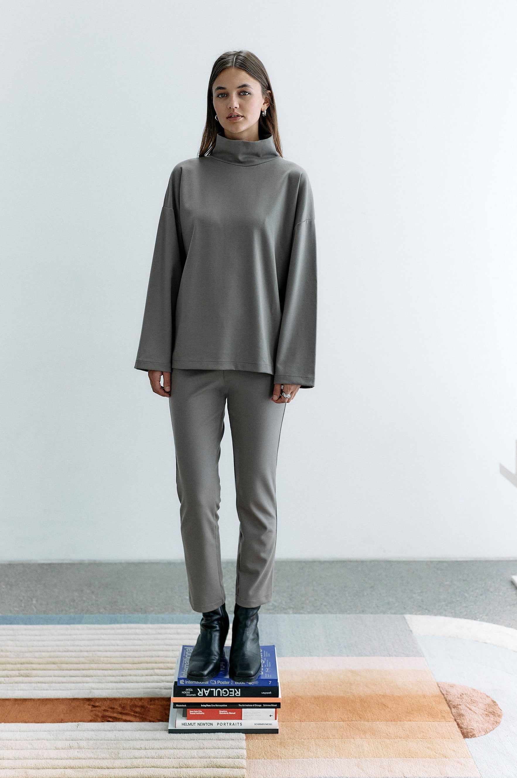 Graubraune Hose Transformation aus Tencel von Moya Kala