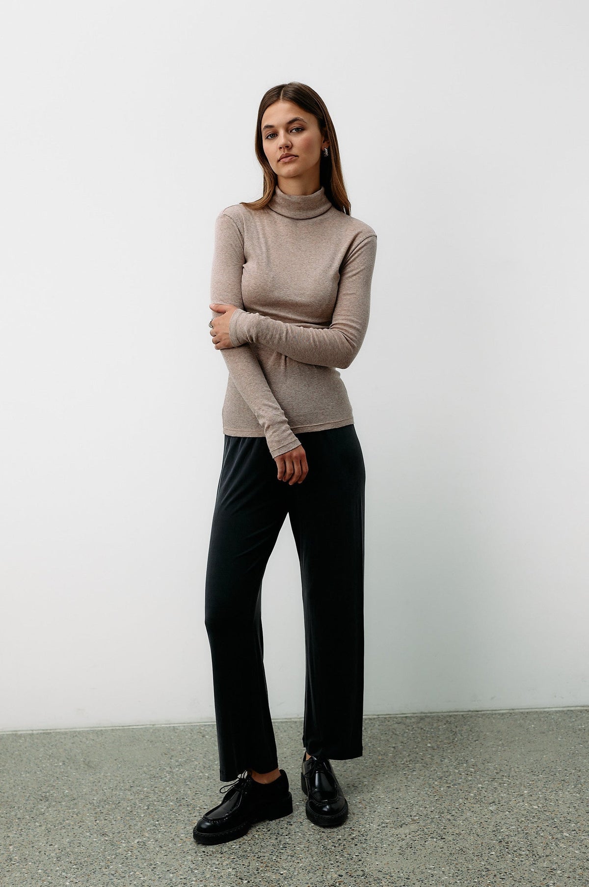 Beiges Langarmshirt mit Rollkragen aus 100% Bio-Baumwolle von Moya Kala