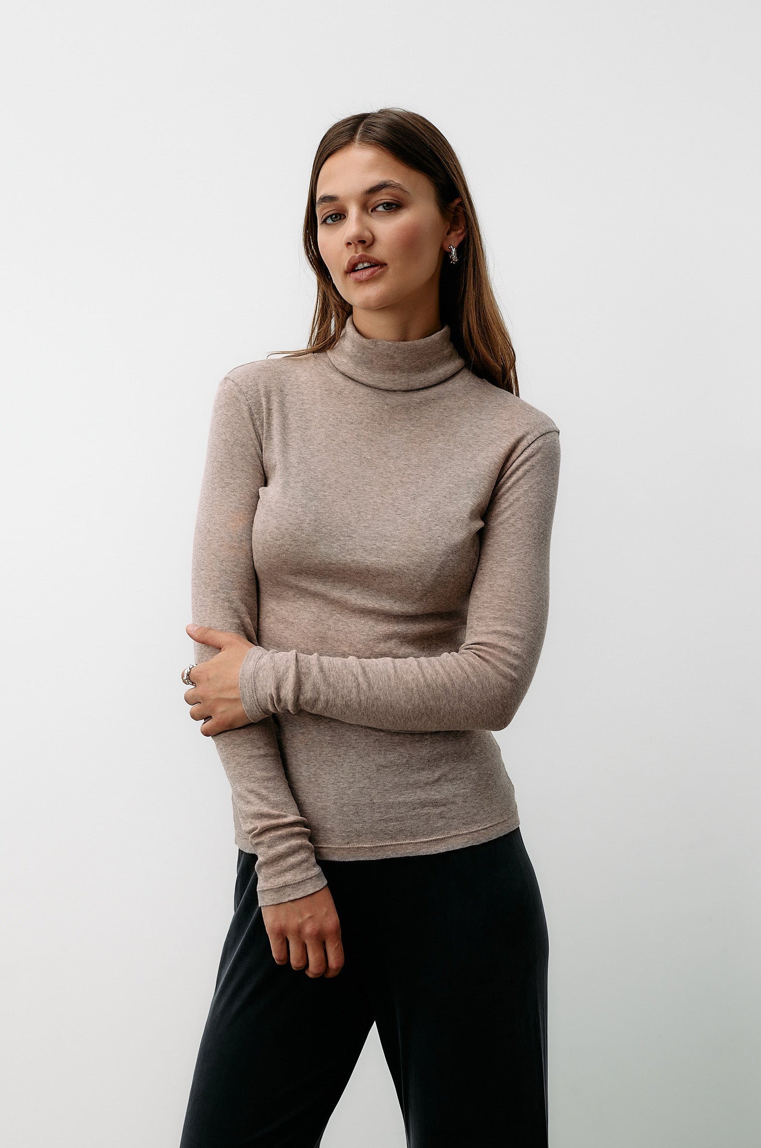 Beiges Langarmshirt mit Rollkragen aus 100% Bio-Baumwolle von Moya Kala