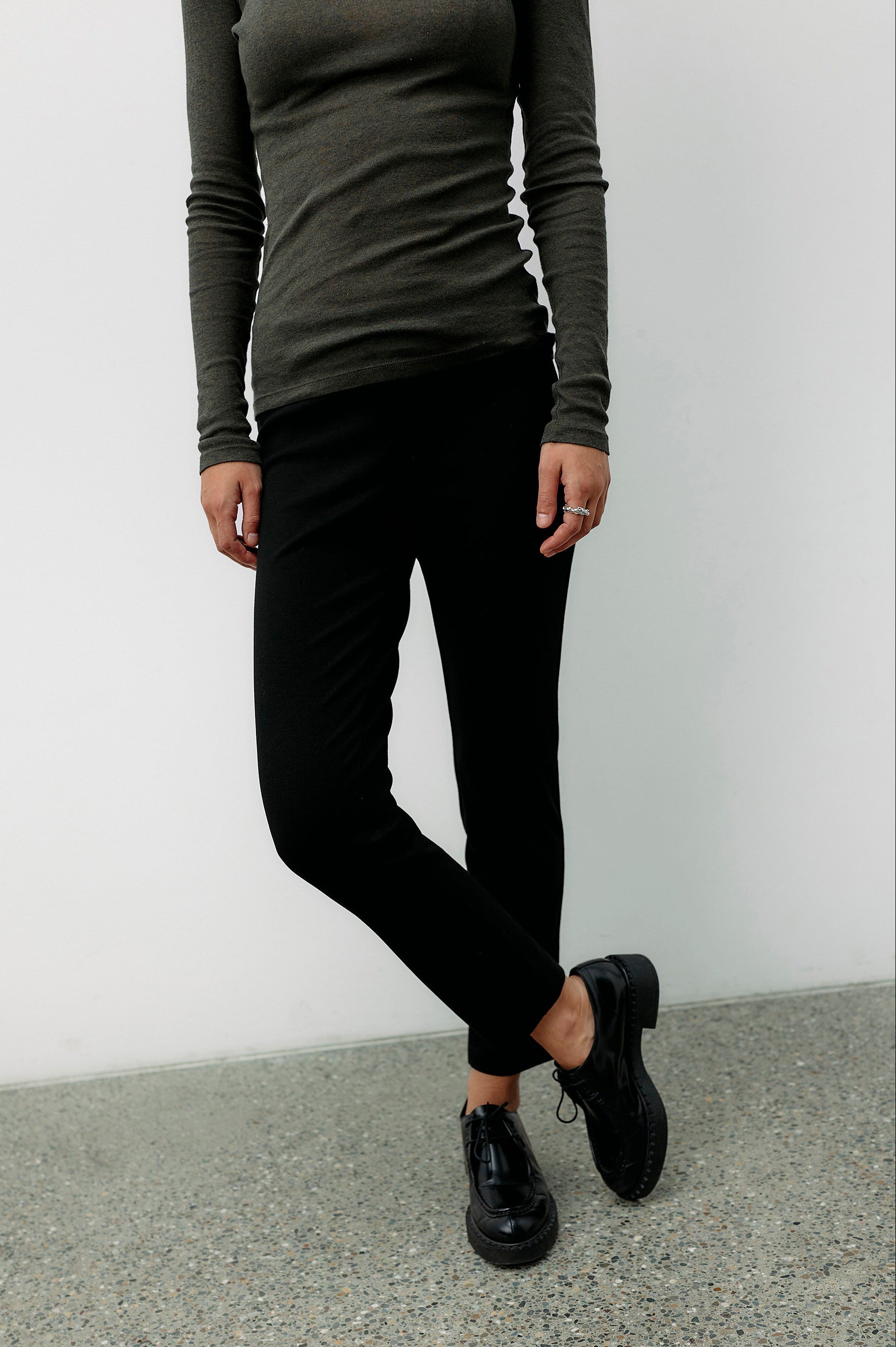 Schwarze Hose Transformation aus Tencel von Moya Kala