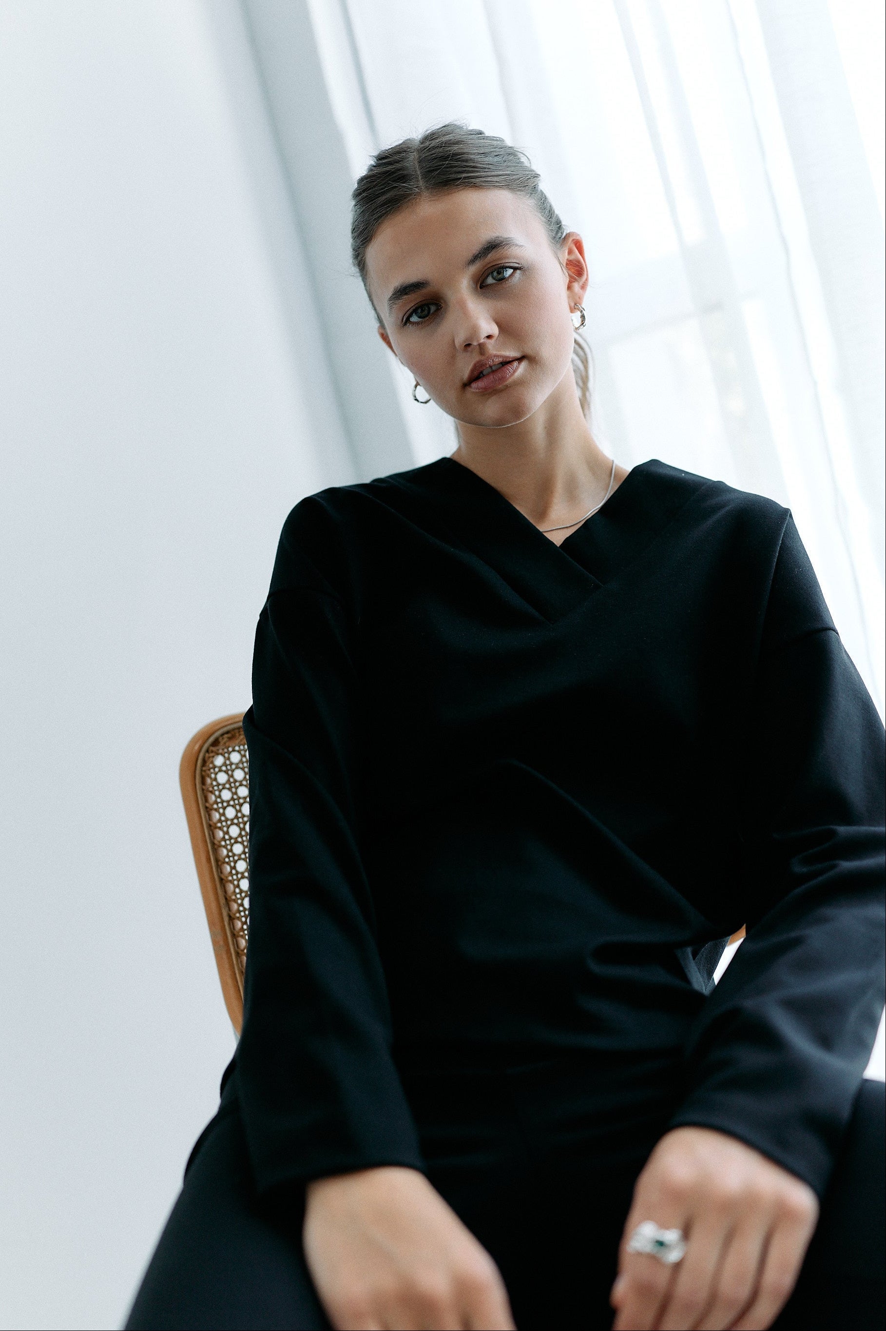 Schwarzer V-Neck Sweater aus Tencel von Moya Kala