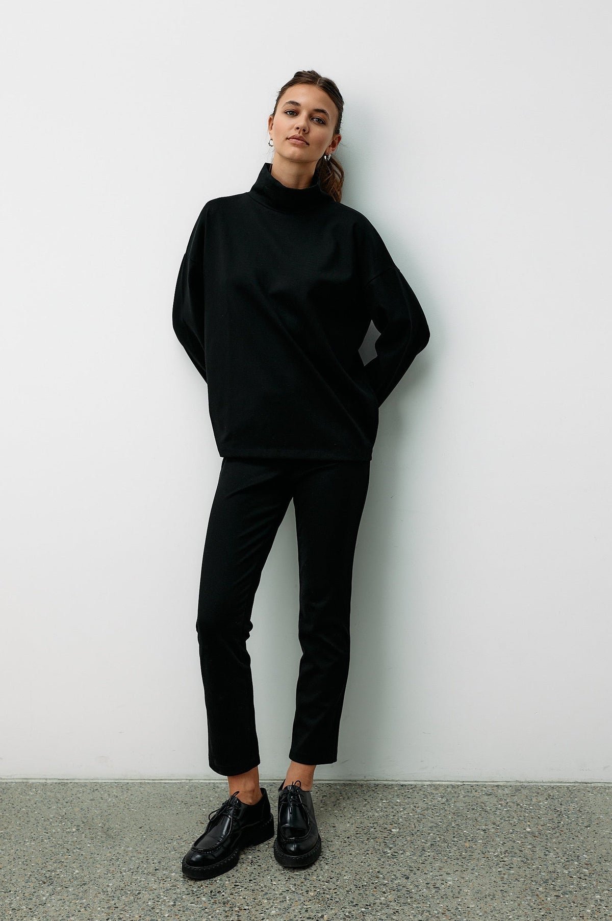 Schwarzer Rollkragenpullover Transformation aus Tencel von Moya Kala