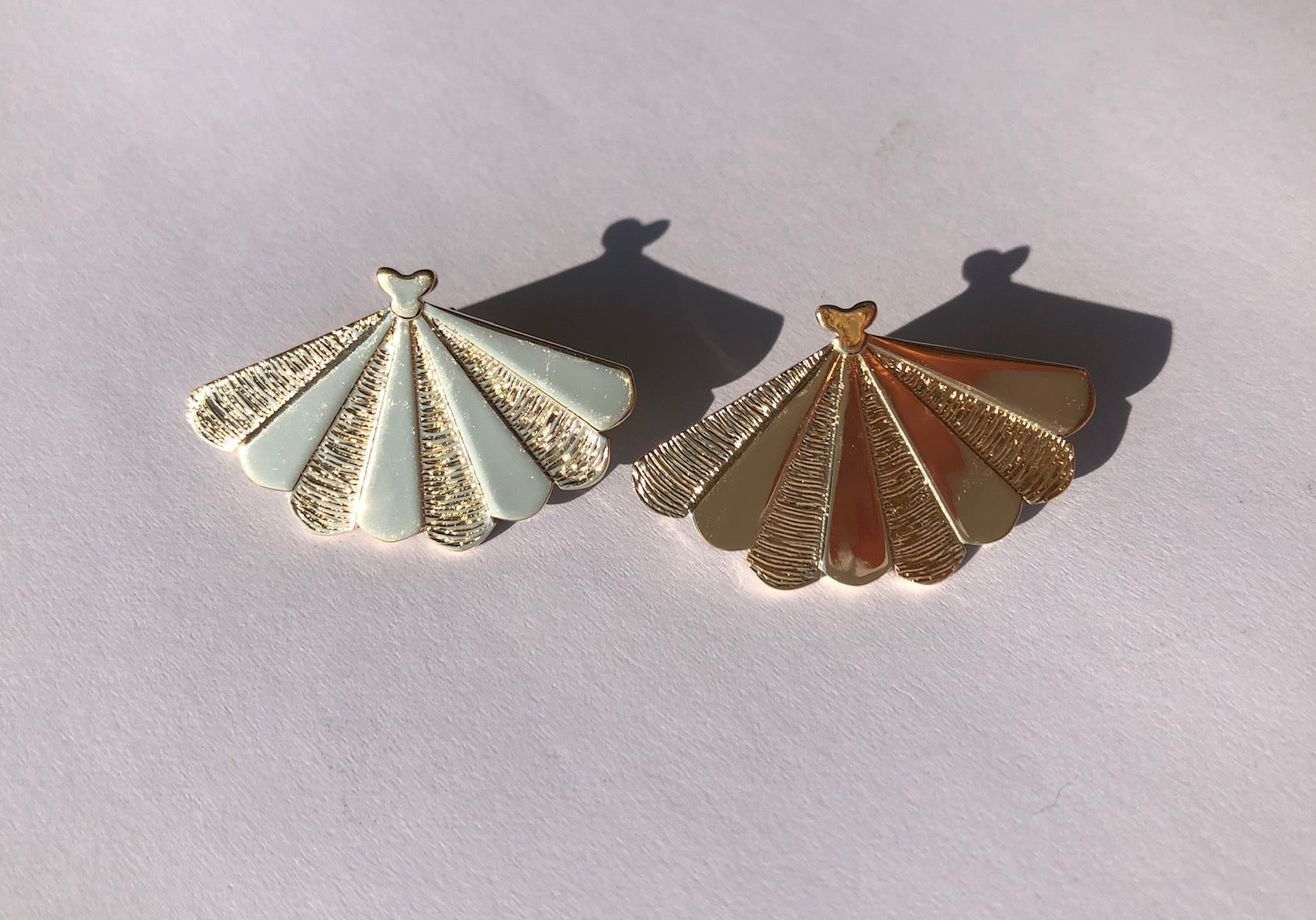 SANTIAGO shell midi stud earrings