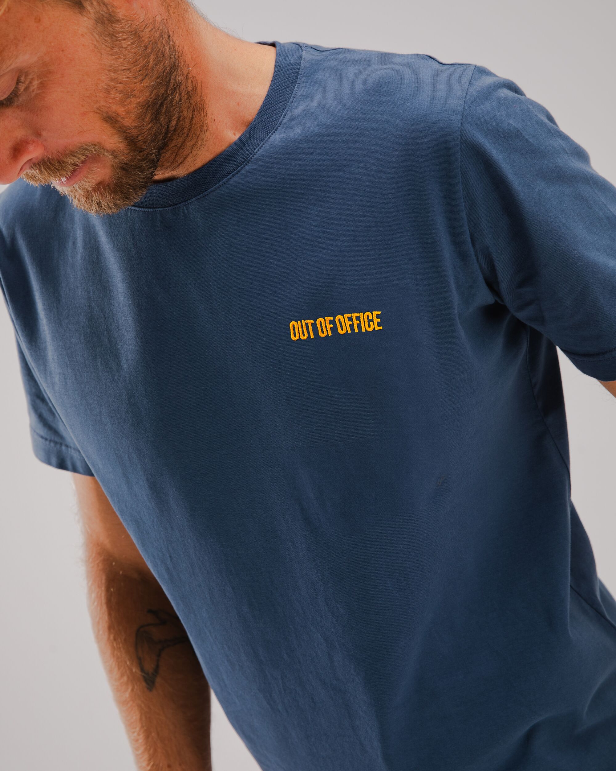 Out of Office T-shirt in Blau aus Bio Baumwolle von Brava Fabrics