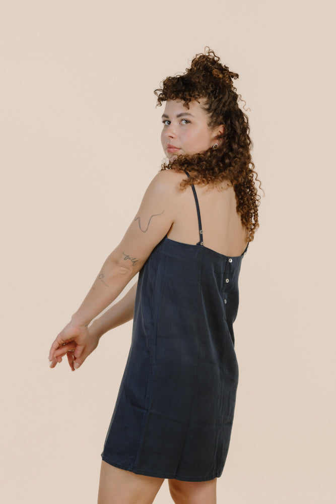 Robe bleu foncé MARINA en 100% Tencel de PURA Clothing