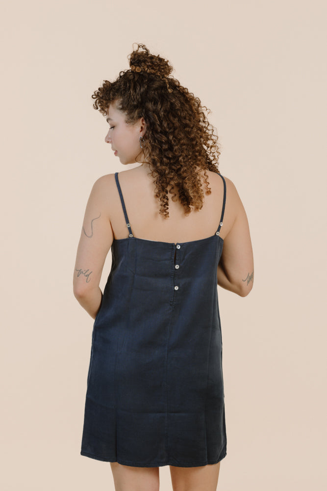 Robe bleu foncé MARINA en 100% Tencel de PURA Clothing