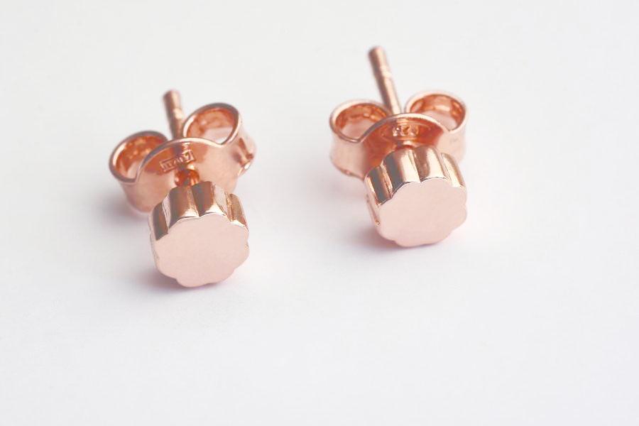 Boucles d'oreilles mini-puces FLOWER POWER en argent par V Design Lab
