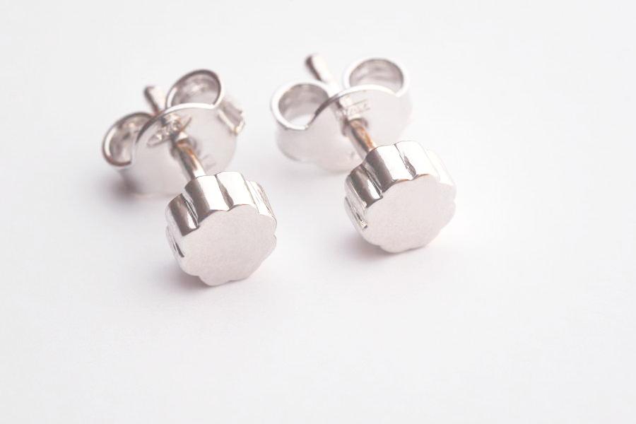 Boucles d'oreilles mini-puces FLOWER POWER en argent par V Design Lab