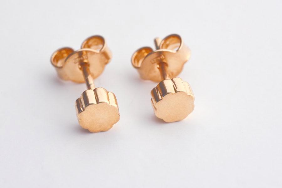 Boucles d'oreilles mini-puces FLOWER POWER en argent par V Design Lab