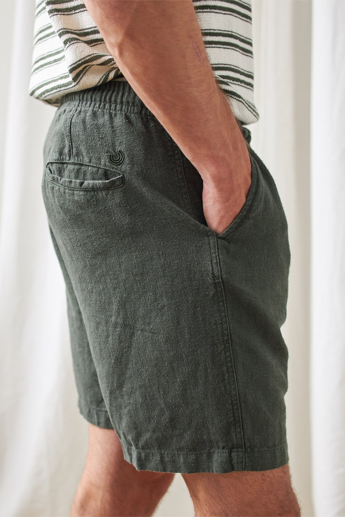 Kurze Hose BAGAAT in Ivy Green aus Leinen von TWOTHIRDS