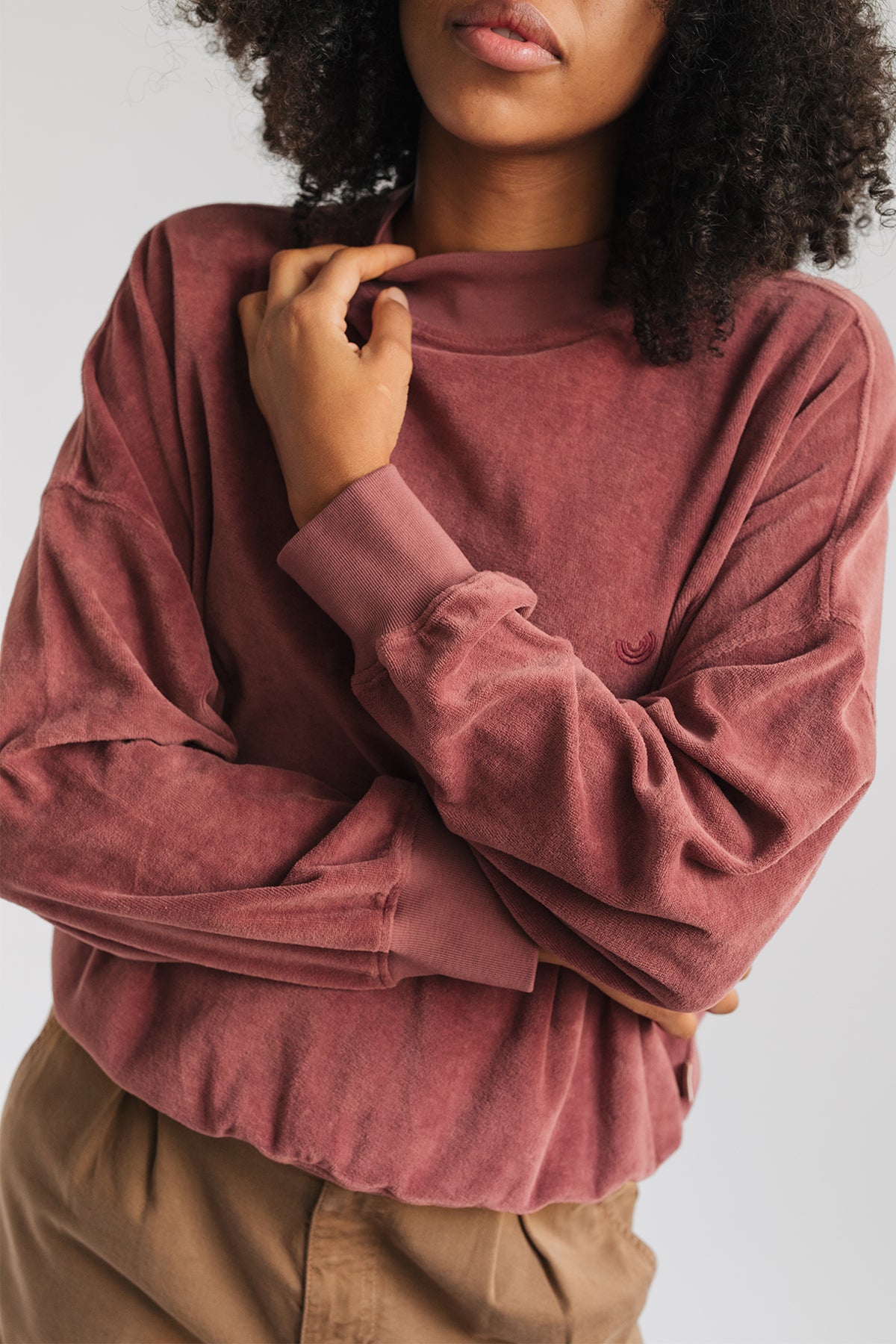Sweatshirt Binz in rosébraun aus Bio-Samt von TWOTHIRDS