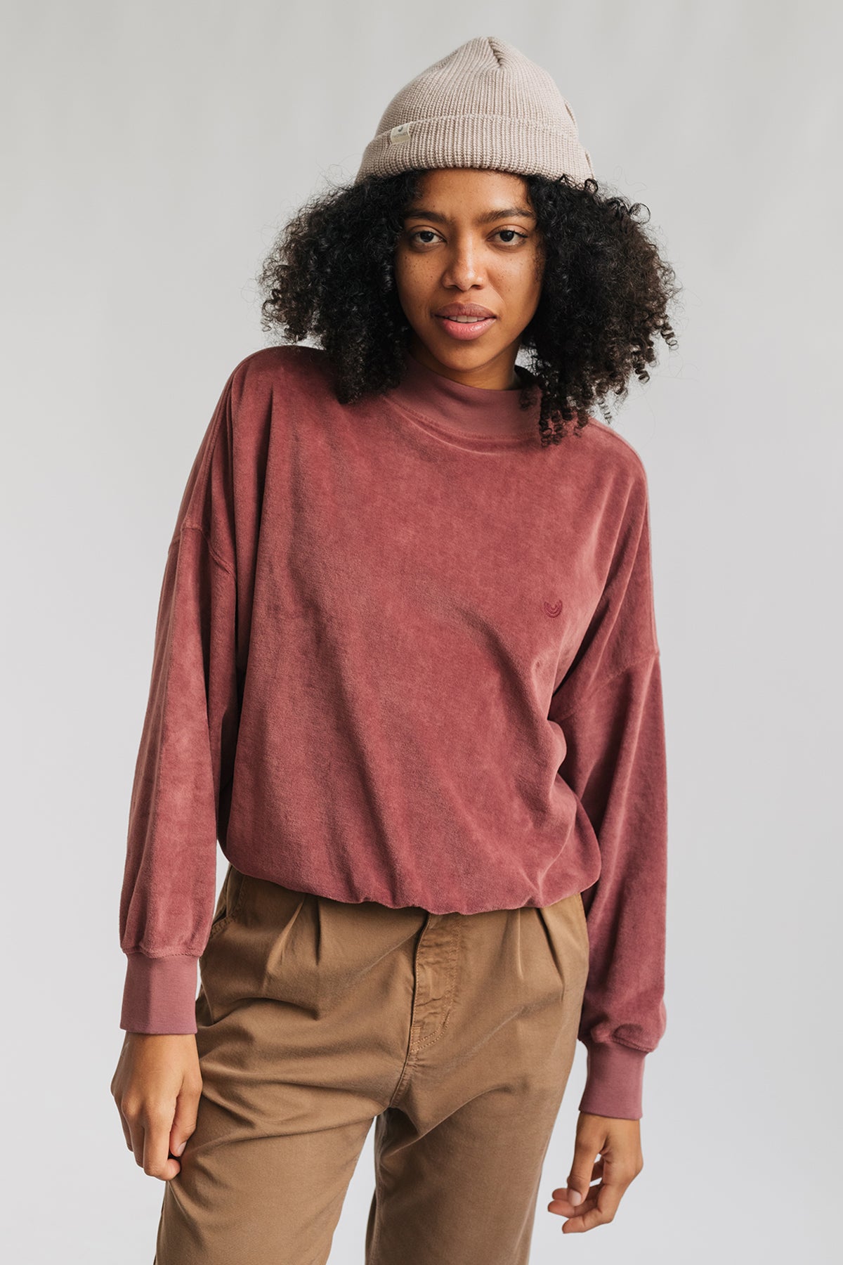 Sweatshirt Binz in rosébraun aus Bio-Samt von TWOTHIRDS