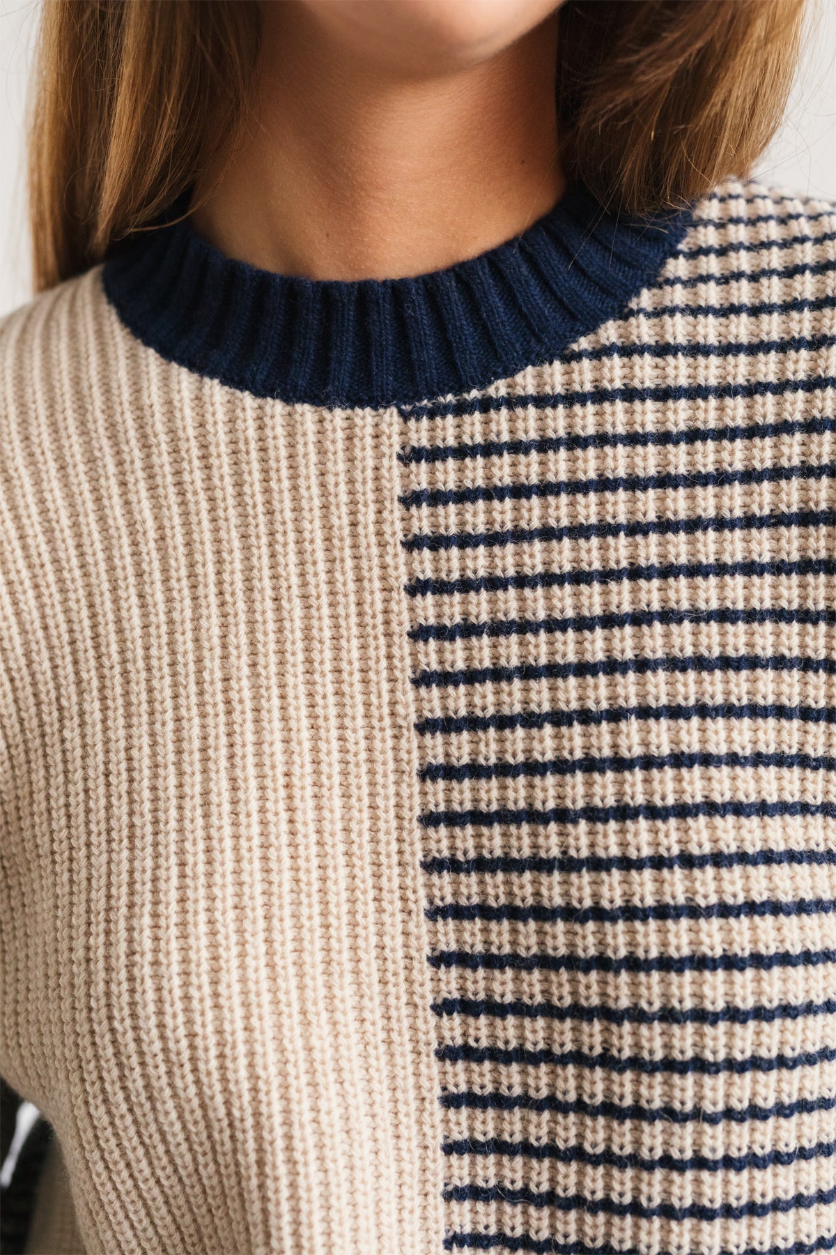 Strickpullover Tubai in blau-beigem Color-Block aus Bio-Baumwolle von TWOTHIRDS