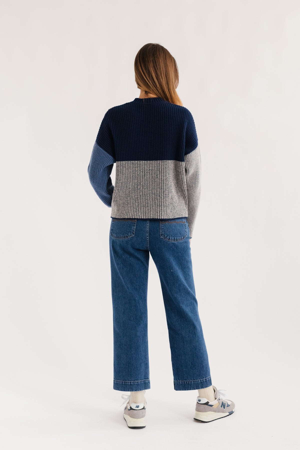 Strickpullover Tubai in blau-beigem Color-Block aus Bio-Baumwolle von TWOTHIRDS