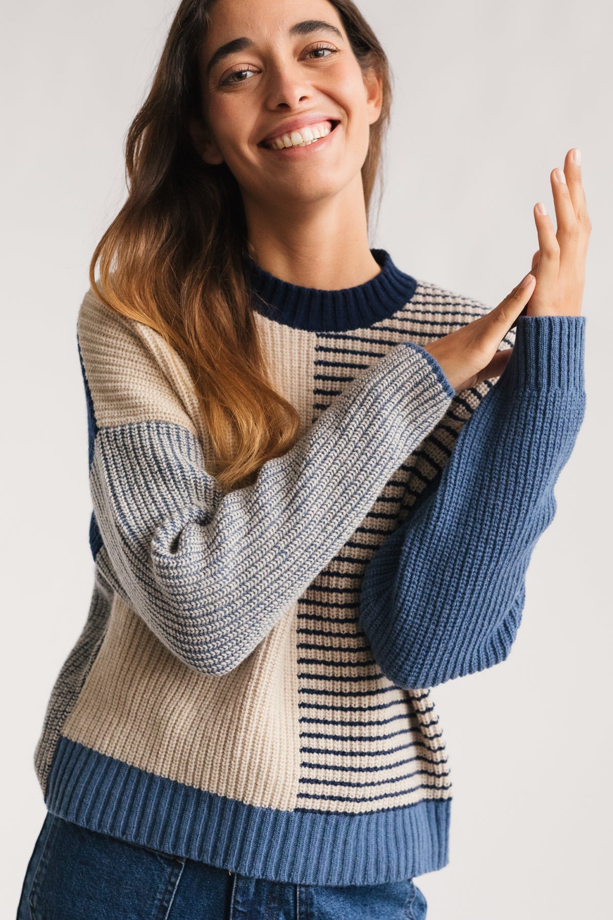 Strickpullover Tubai in blau-beigem Color-Block aus Bio-Baumwolle von TWOTHIRDS