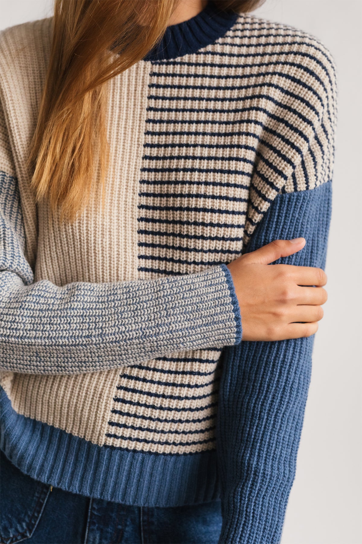 Strickpullover Tubai in blau-beigem Color-Block aus Bio-Baumwolle von TWOTHIRDS