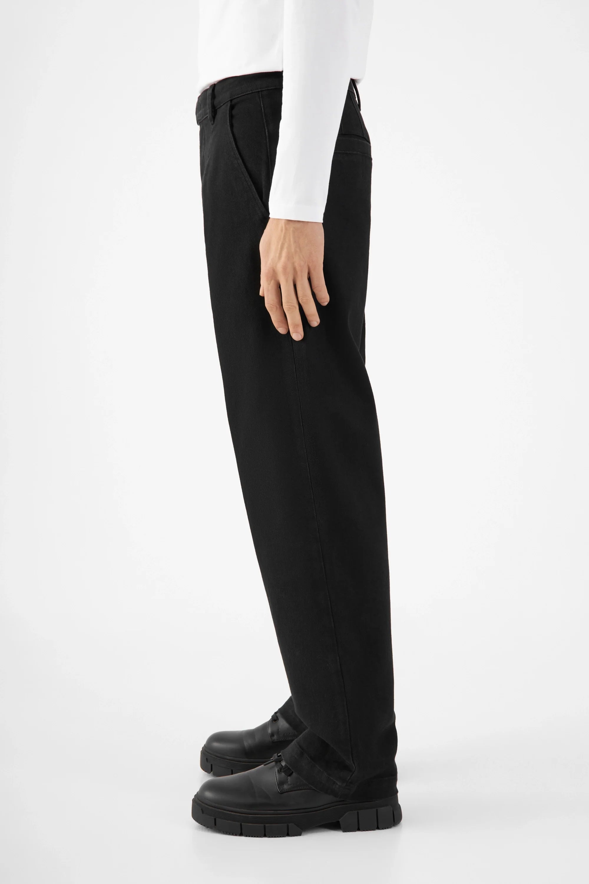 Schwarze Chino-Hose Aster Ballon aus Lyocell Tencel von Dawn Denim