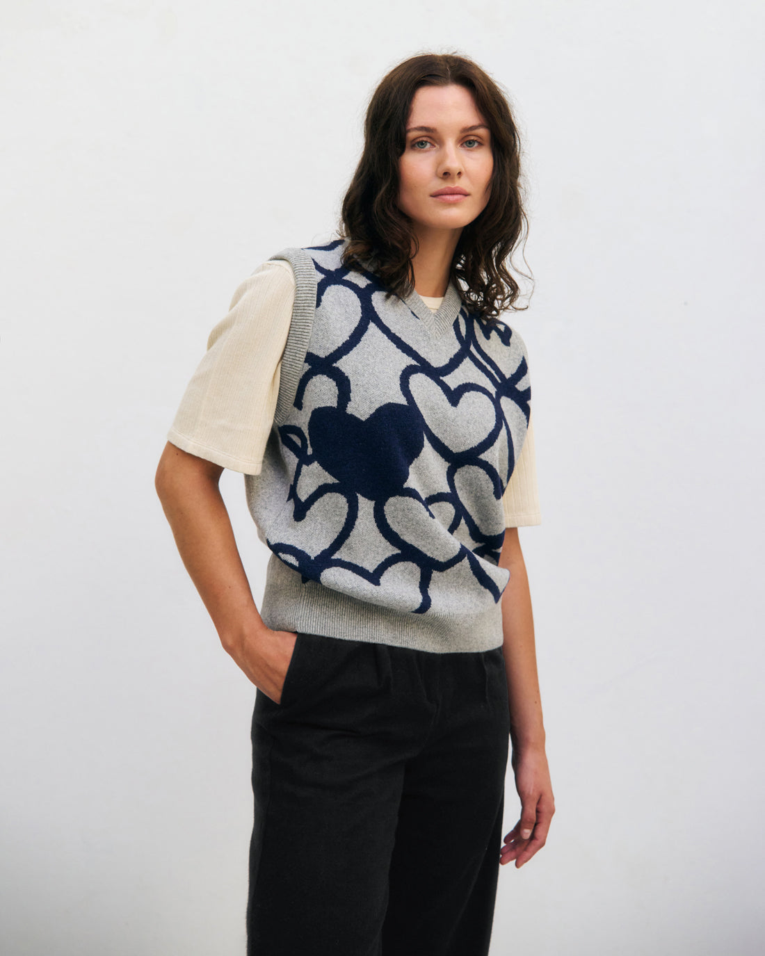 Hellgraue Strickweste Affection aus Recycelter Wolle von Rotholz