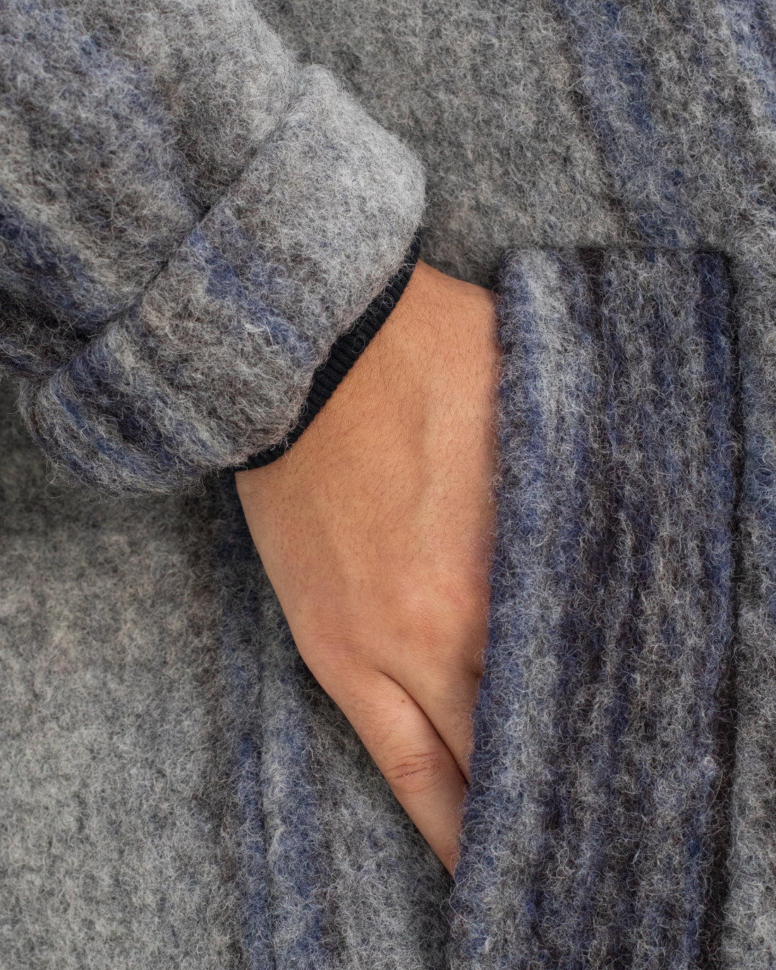 Grau Gestreifter Mantel aus Bio-Wolle von Rotholz