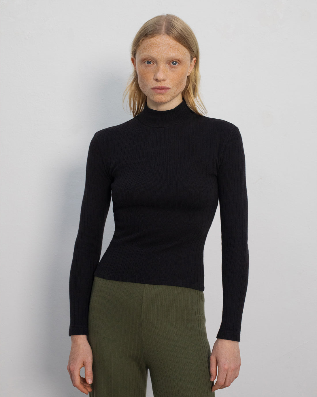 Black long-sleeved shirt made of 100% organic cotton by Rotholz