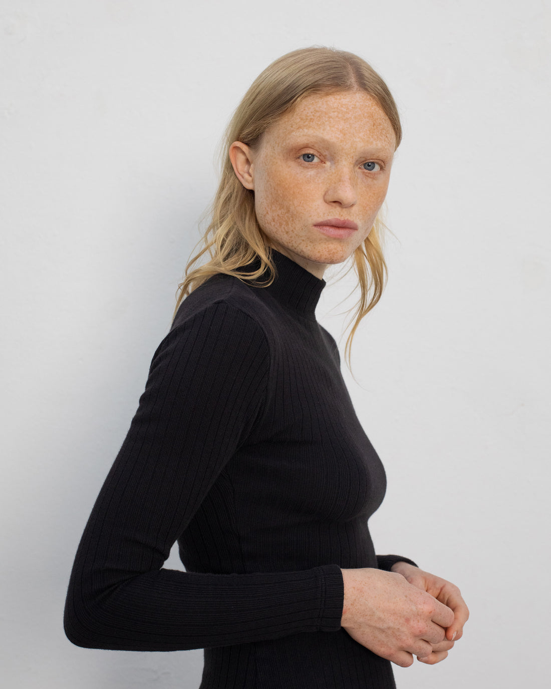 Black long-sleeved shirt made of 100% organic cotton by Rotholz