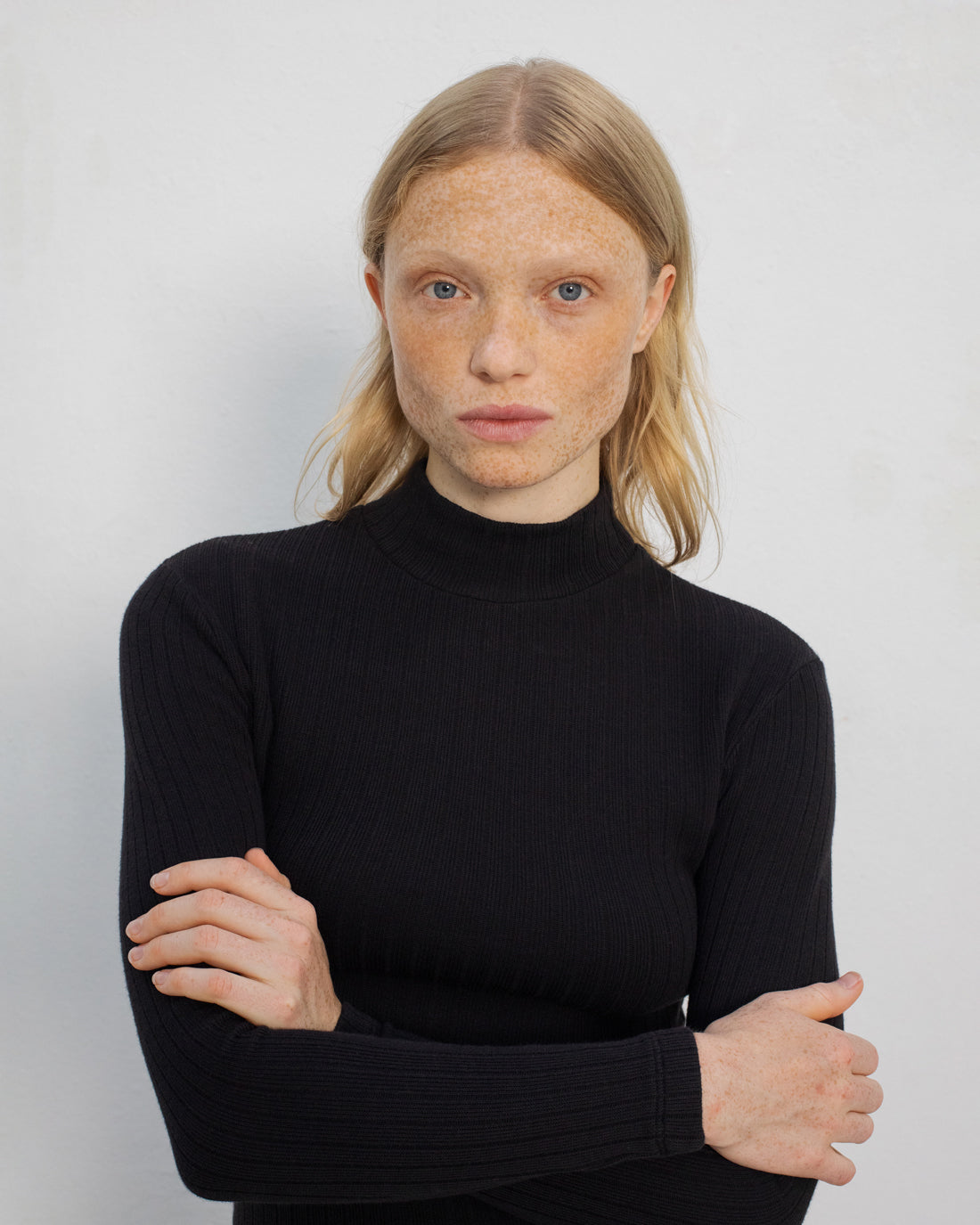 Black long-sleeved shirt made of 100% organic cotton by Rotholz