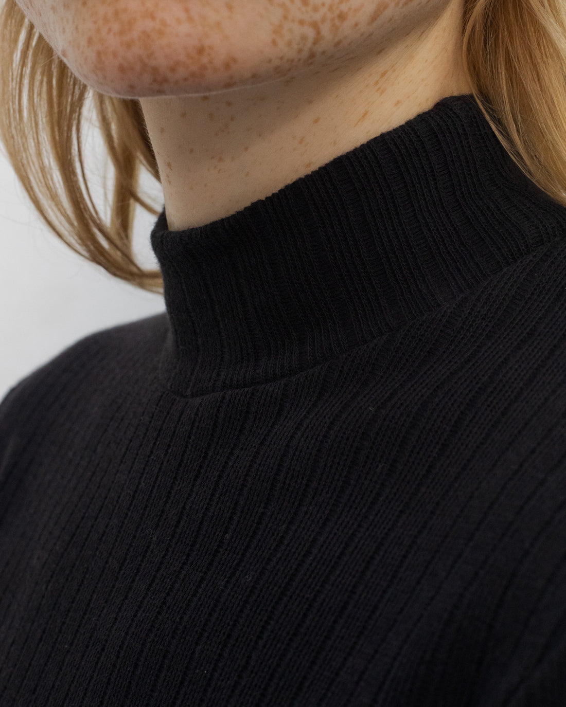 Black long-sleeved shirt made of 100% organic cotton by Rotholz