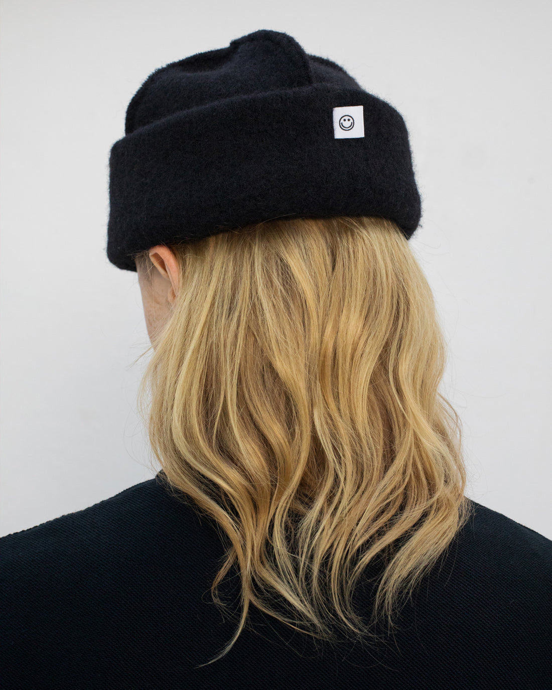 Black Toque hat made of organic wool by Rotholz