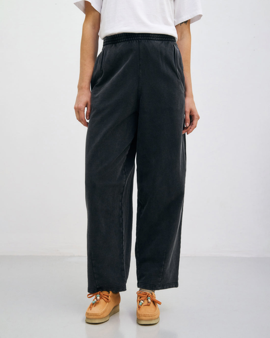 Black balloon pants with pleats made from 100% organic cotton from Rotholz