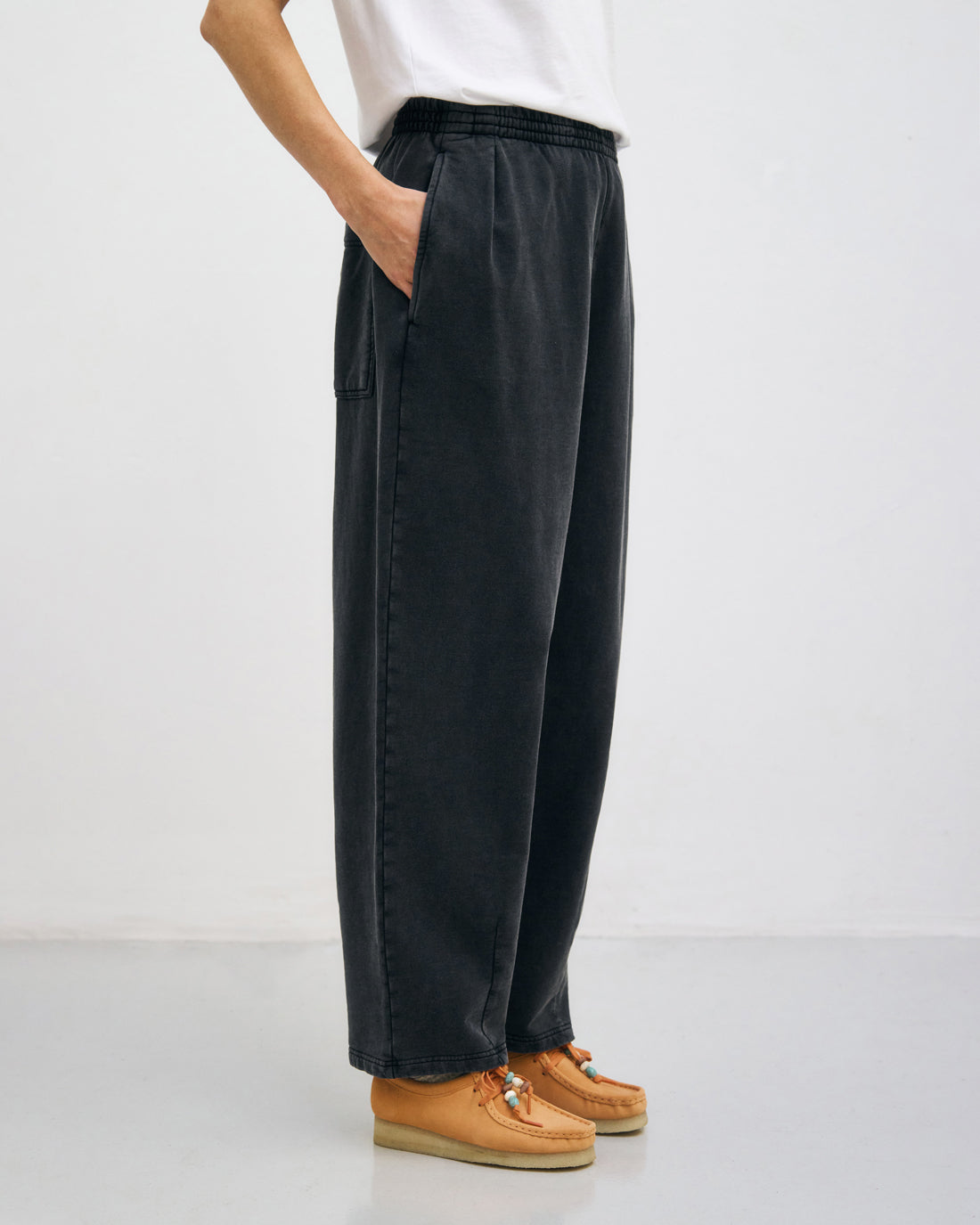 Black balloon pants with pleats made from 100% organic cotton from Rotholz