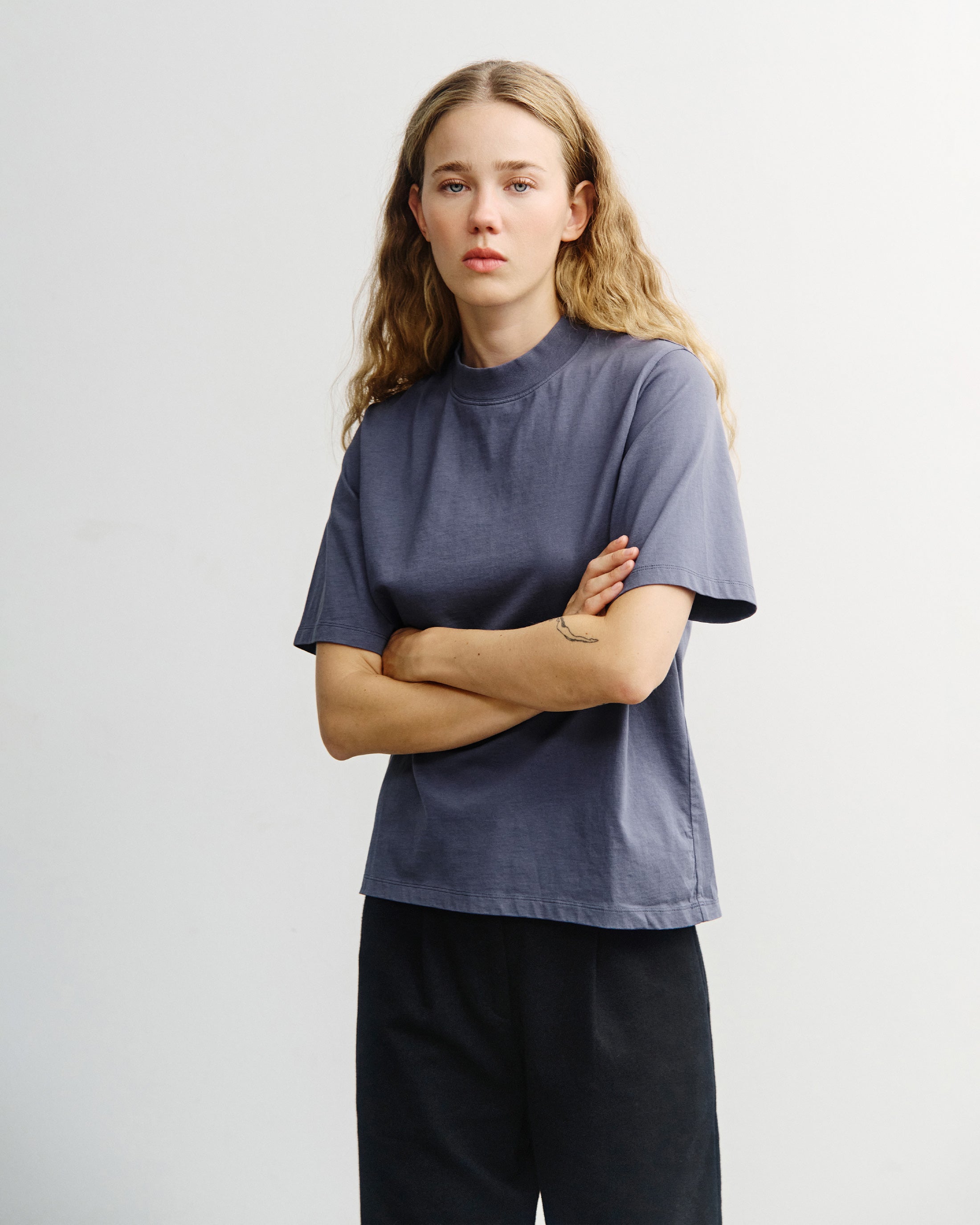 Blaues T-Shirt mit breitem Kragen aus 100% Bio-Baumwolle von Rotholz
