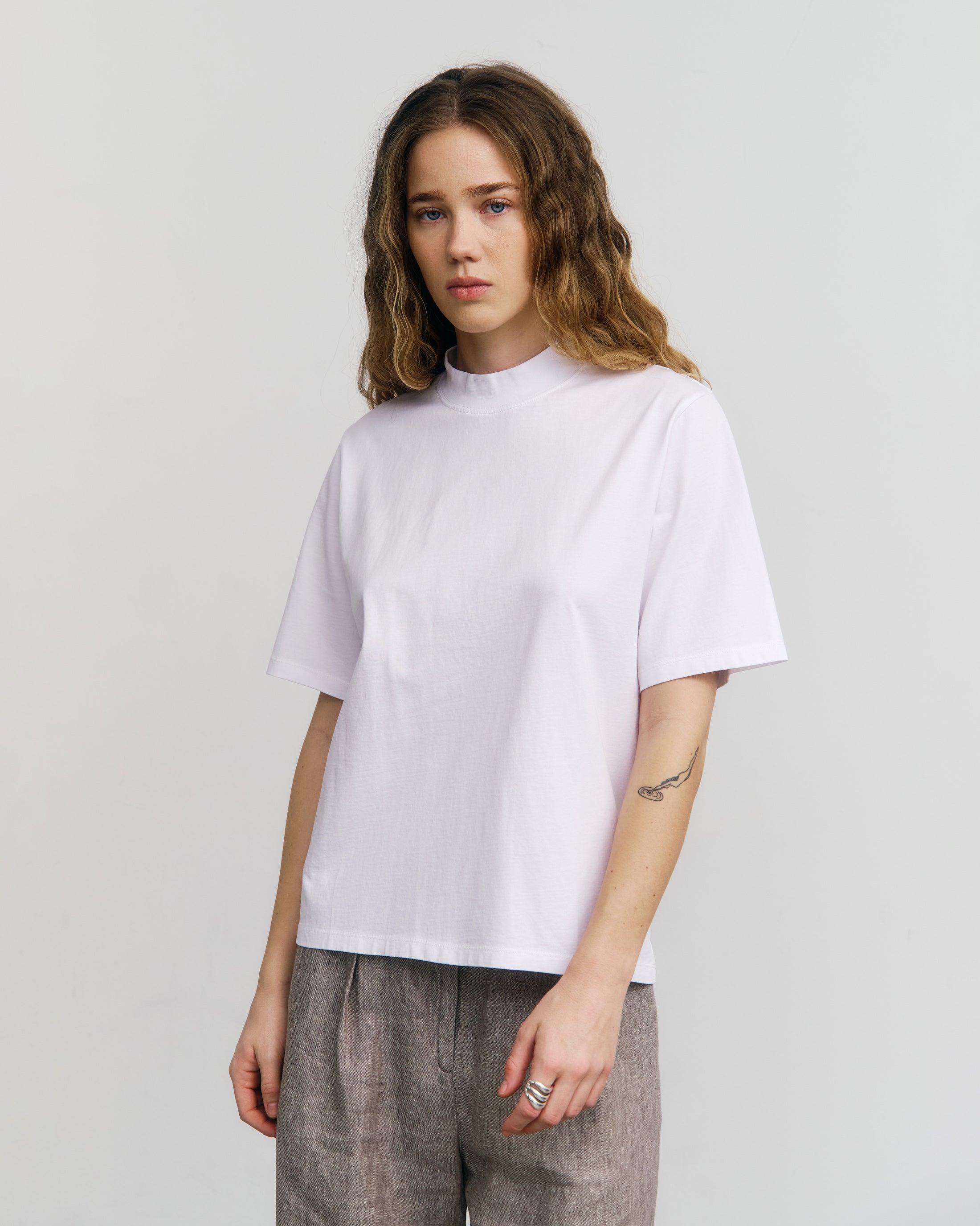 Weisses T-Shirt mit breitem Kragen aus 100% Bio-Baumwolle von Rotholz