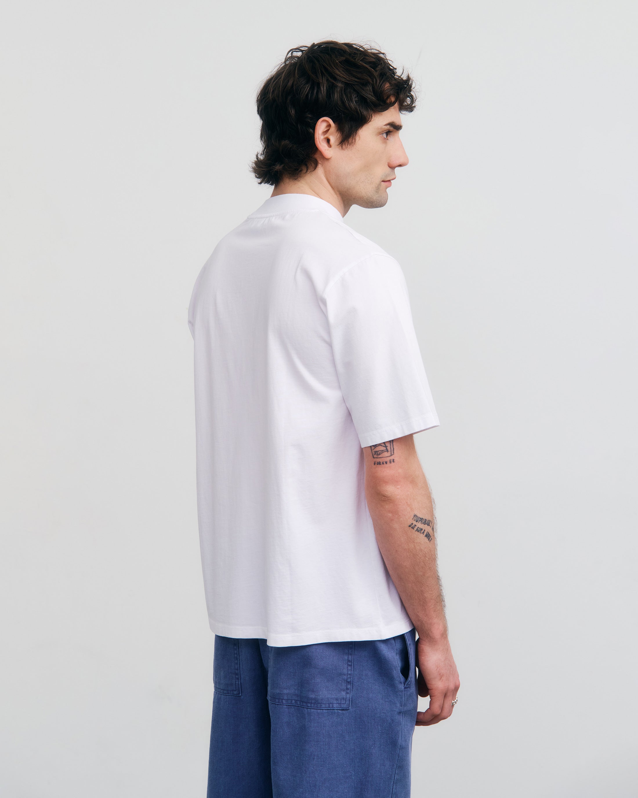 Weisses T-Shirt mit breitem Kragen aus 100% Bio-Baumwolle von Rotholz