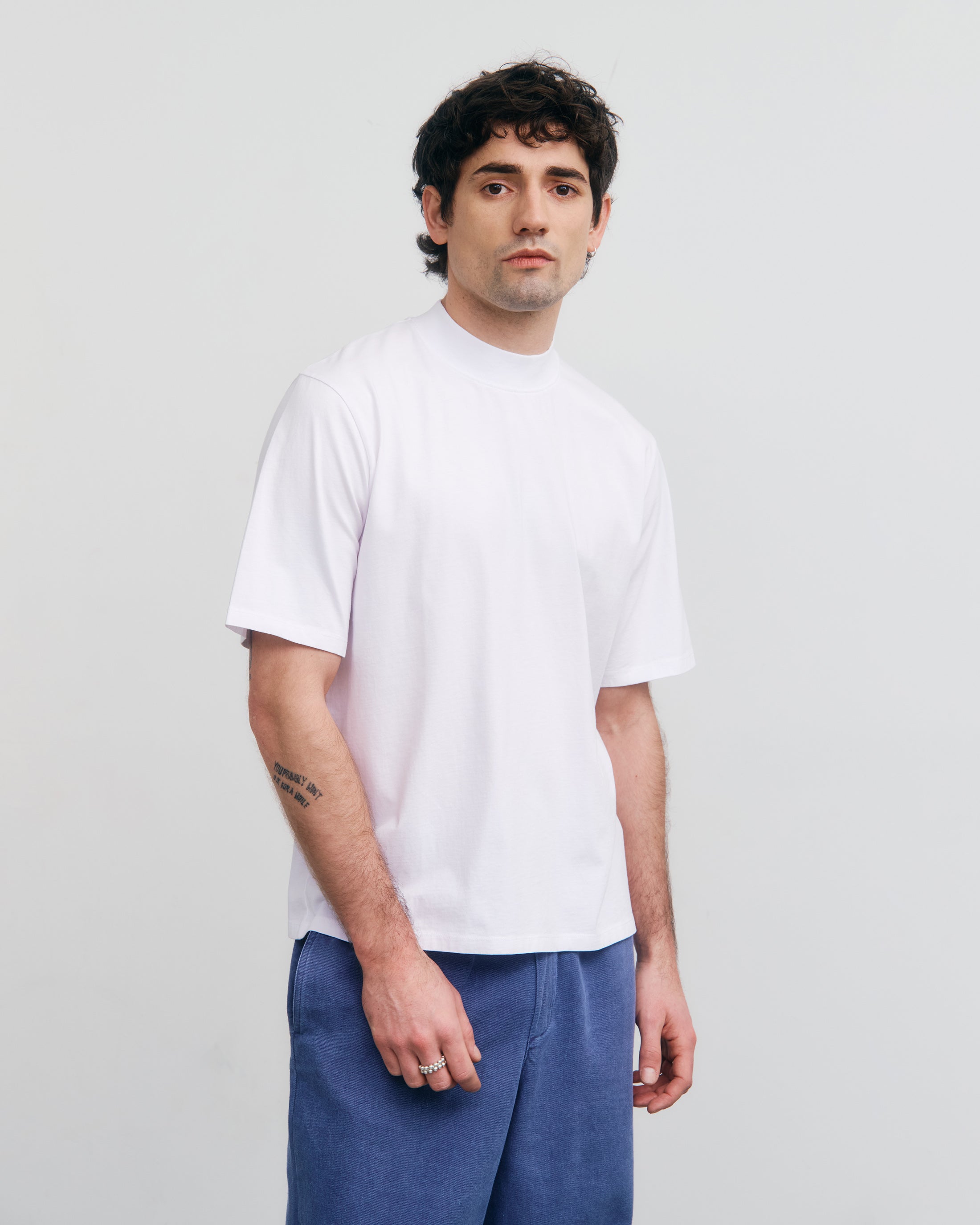 Weisses T-Shirt mit breitem Kragen aus 100% Bio-Baumwolle von Rotholz
