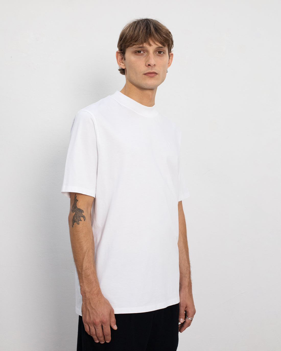 Weisses T-Shirt mit breitem Kragen aus 100% Bio-Baumwolle von Rotholz